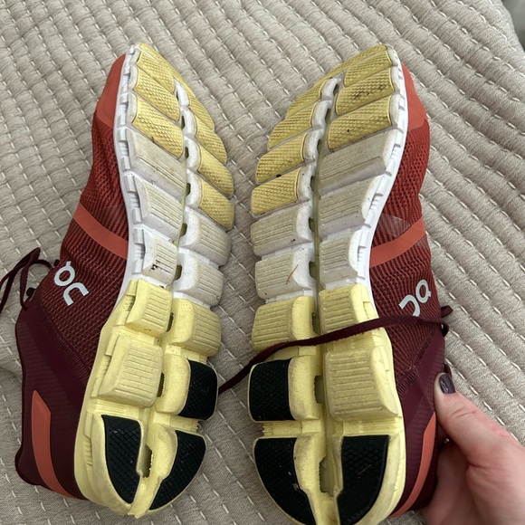 On Cloud running shoes - Picture 4 of 5